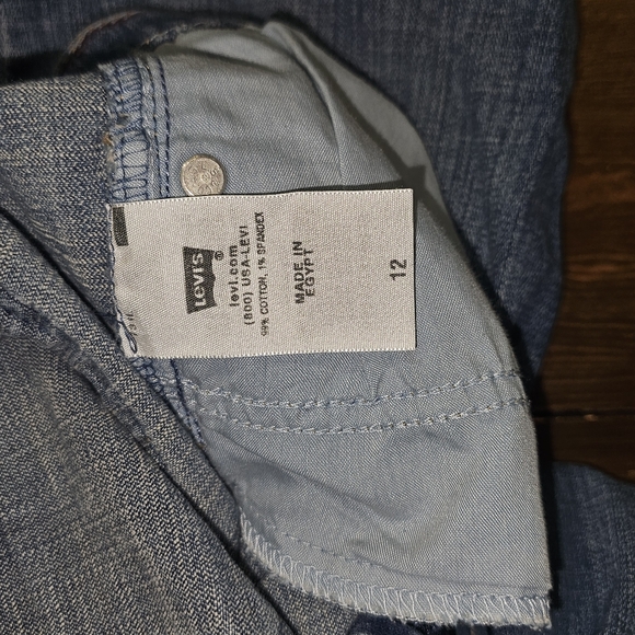 3/20.00. Levis red tab longer style shorts. - Picture 5 of 5